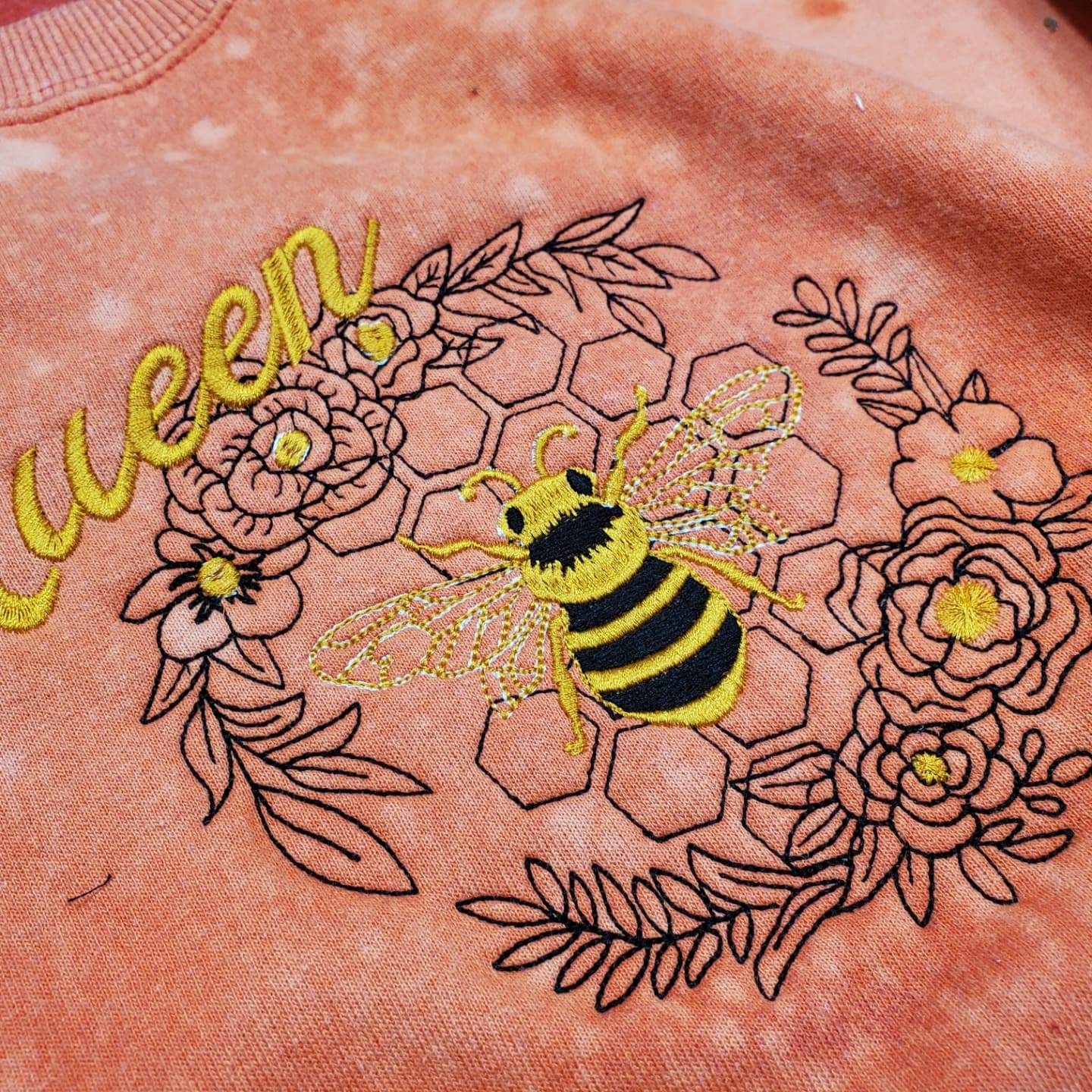 Queen Bee L Embroidered Crop Top